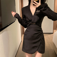 女装2022新款秋冬新年衣服高级感气质冷淡风黑色v领连衣裙小个子
